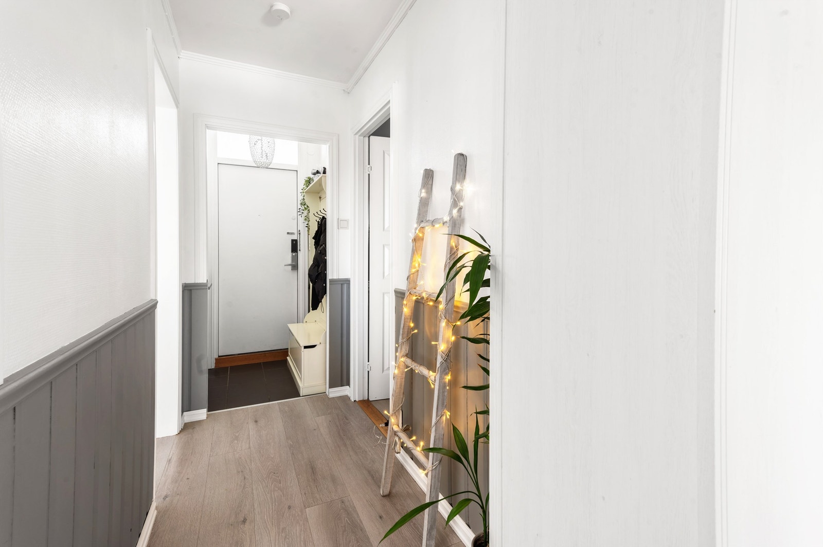 Velkommen inn! Leilighetens entré er flislagt og det er mulighet til å henge fra seg yttertøyet og sette fra seg sko. Galleribilde