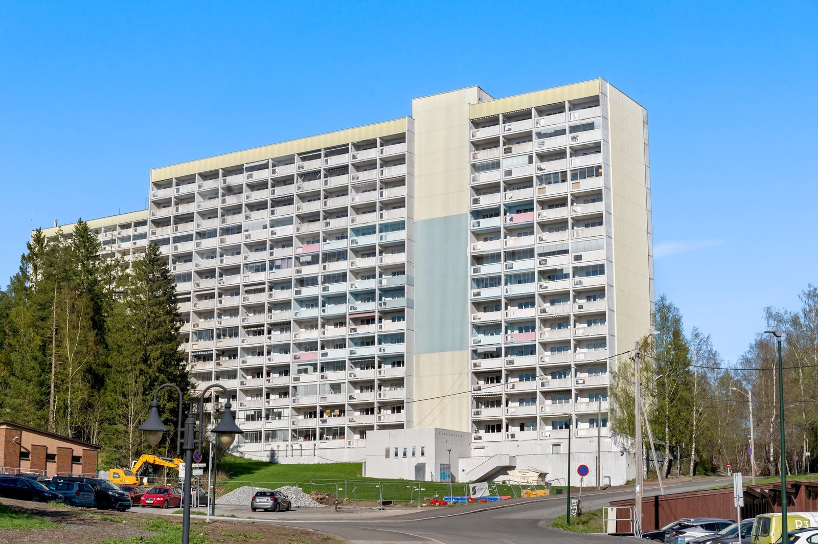 Leiligheten ligger i et sentralt og barnevennlig boligområde på Skåreråsen i Lørenskog kommune. Galleribilde