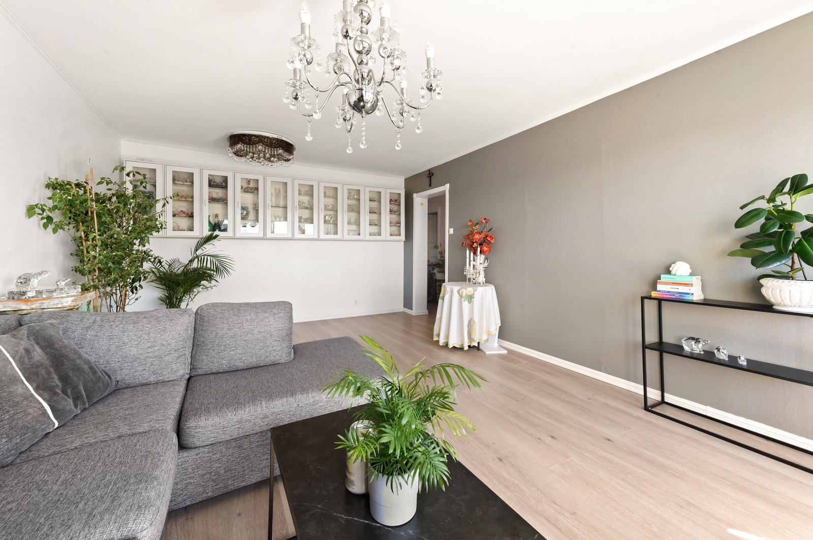 Det er en naturlig og fin plass for å innrede med spisebord med gode muligheter for å invitere venner og familie på middag. Galleribilde