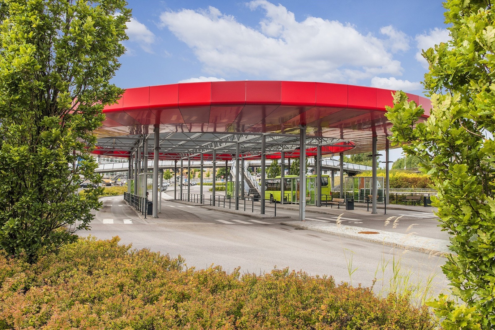 Busstasjonen Lørenskog sentrum er rett over veien, med flere avganger i timen i retning Oslo og Lillestrøm! Galleribilde