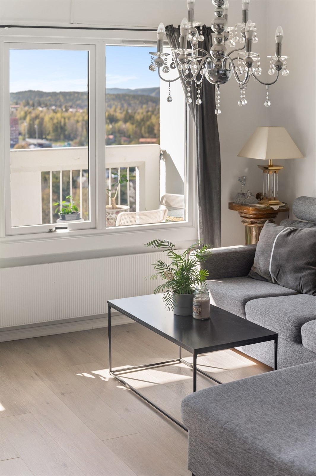 Videre er det utgang fra stue til overbygget balkong på ca. 13 kvm hvor du kan nyte den frodige utsikten. Galleribilde