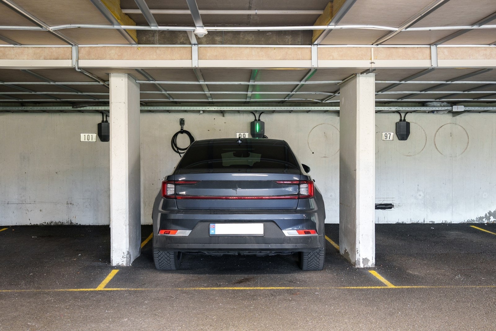 Fast plass med elbil-lader i parkeringskjeller medfølger Galleribilde