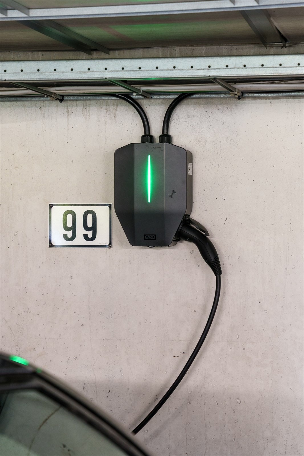 Det er installert elbil-lader på parkeringsplassen Galleribilde