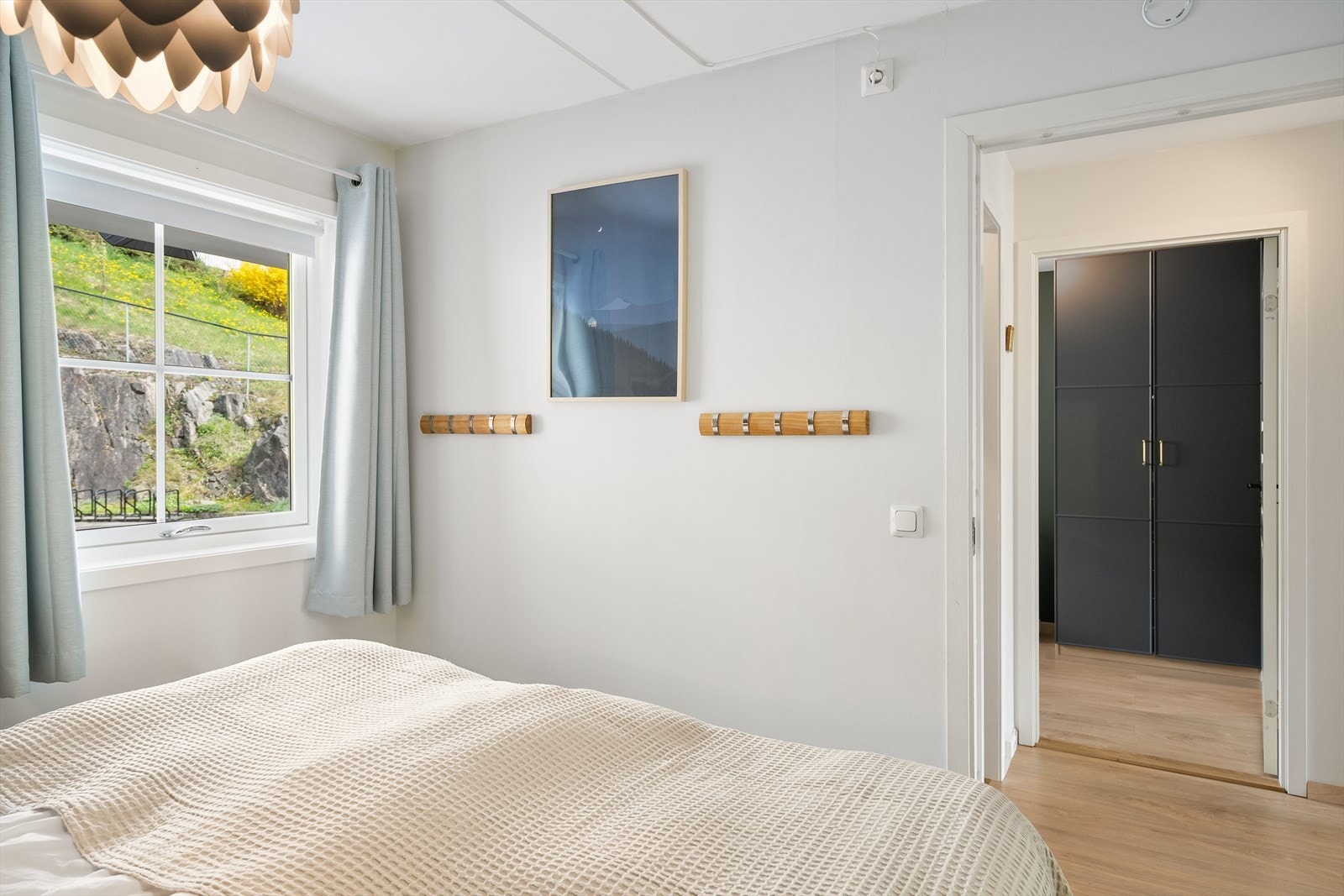 Soverommet er lyst og luftig med grønt utsyn Galleribilde