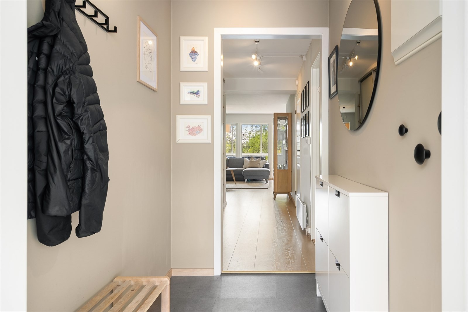 Velkommen inn! Praktisk entré med plass for sko og klesavheng Galleribilde