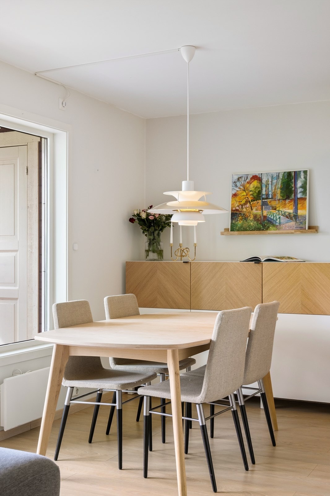 Spisestuen innbyr til hyggelig familiemiddager og gjester Galleribilde