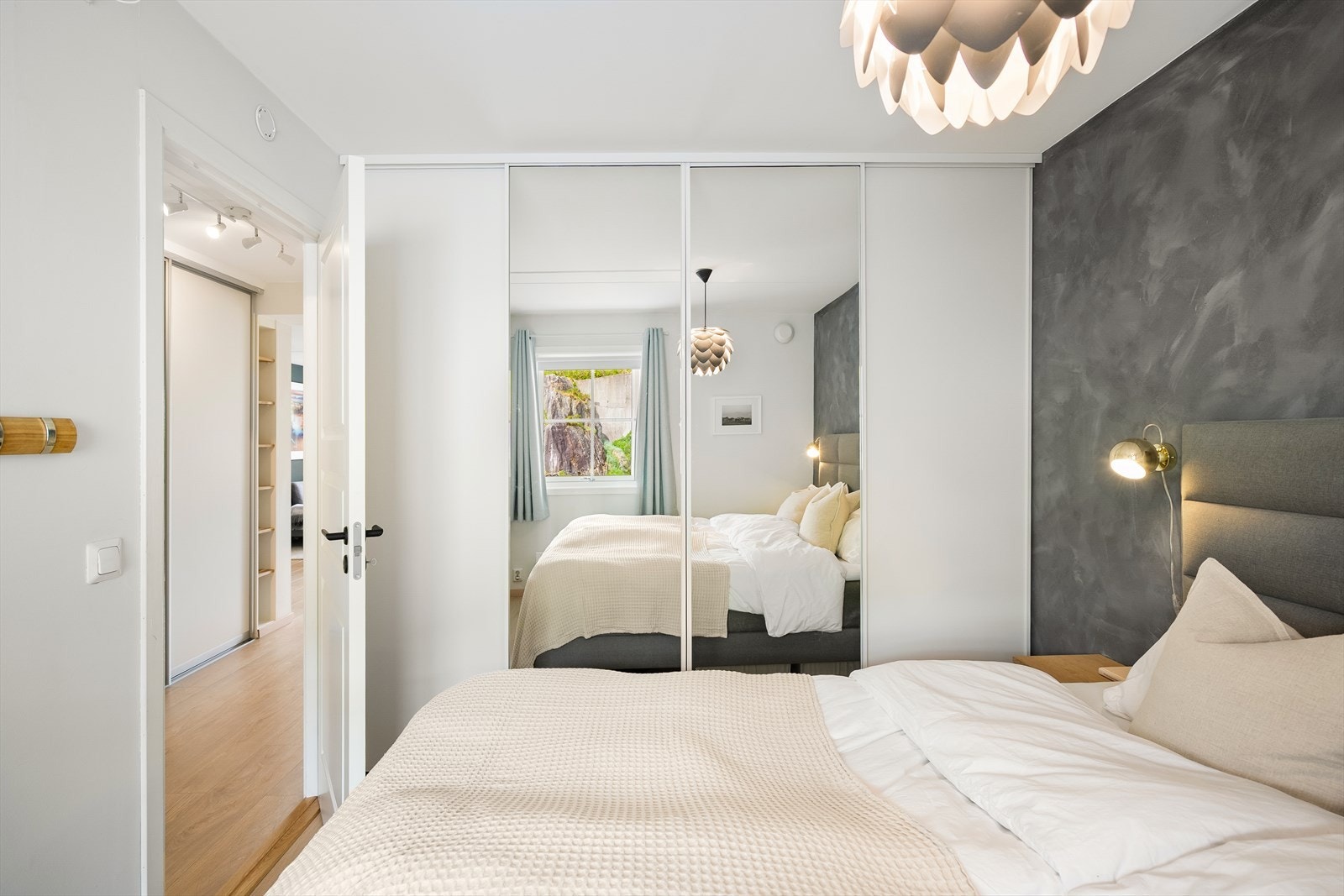 Her er det god plass til dobbeltseng med nattbord samt stor skyvedørsgarderobe Galleribilde