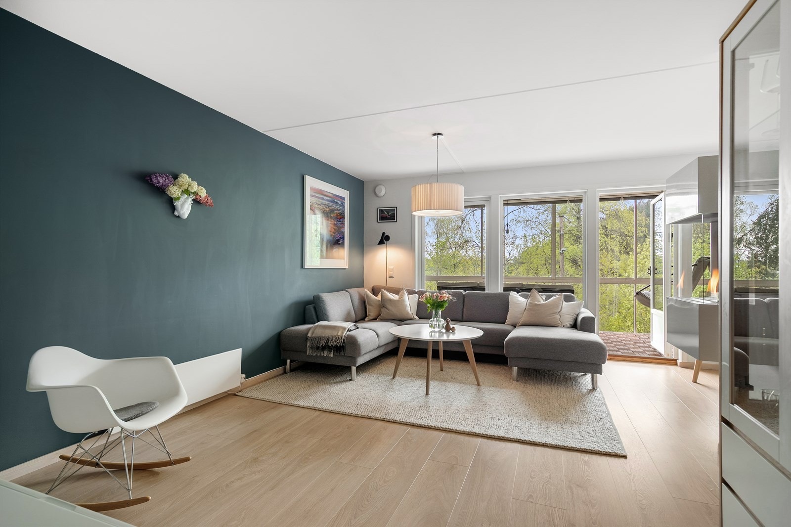 Romslig stue med tenderflame peis Galleribilde