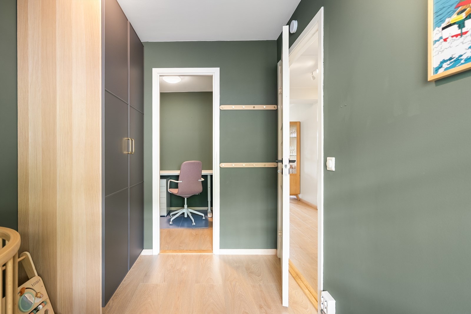 God plass til garderobe Galleribilde