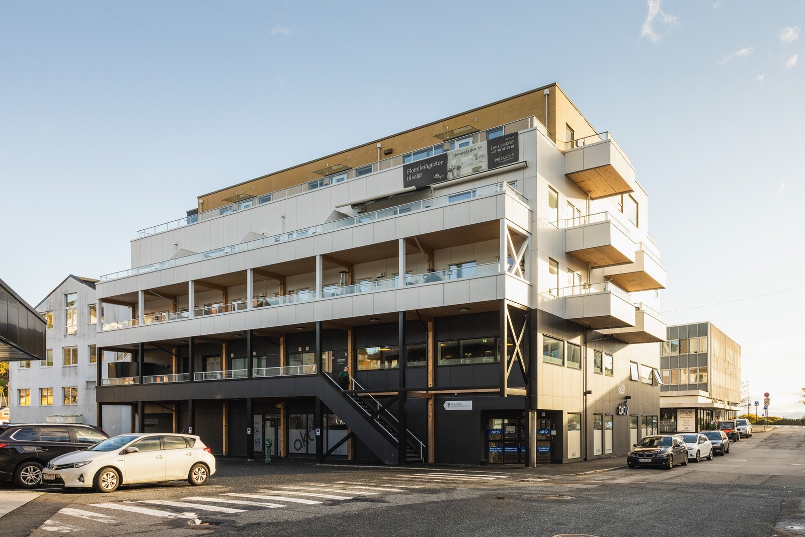 Leiligheten ligger i et rehabilitert bygg, fint plassert midt i Os sentrum ved Oselvo. Galleribilde