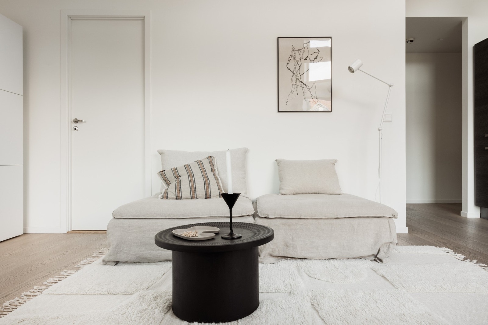 Rommets utforming gjør det også enkelt å møblere i ulike soner med spisebord og sofagruppe. Galleribilde
