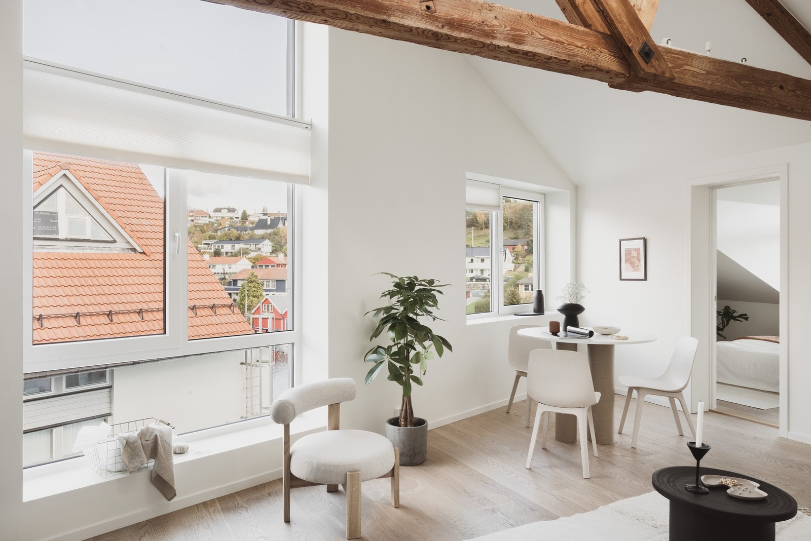 Her er det store vinduer med utsikt over Oselvo, vunduene slipper inn godt med lys og gir en god romfølelse. Galleribilde