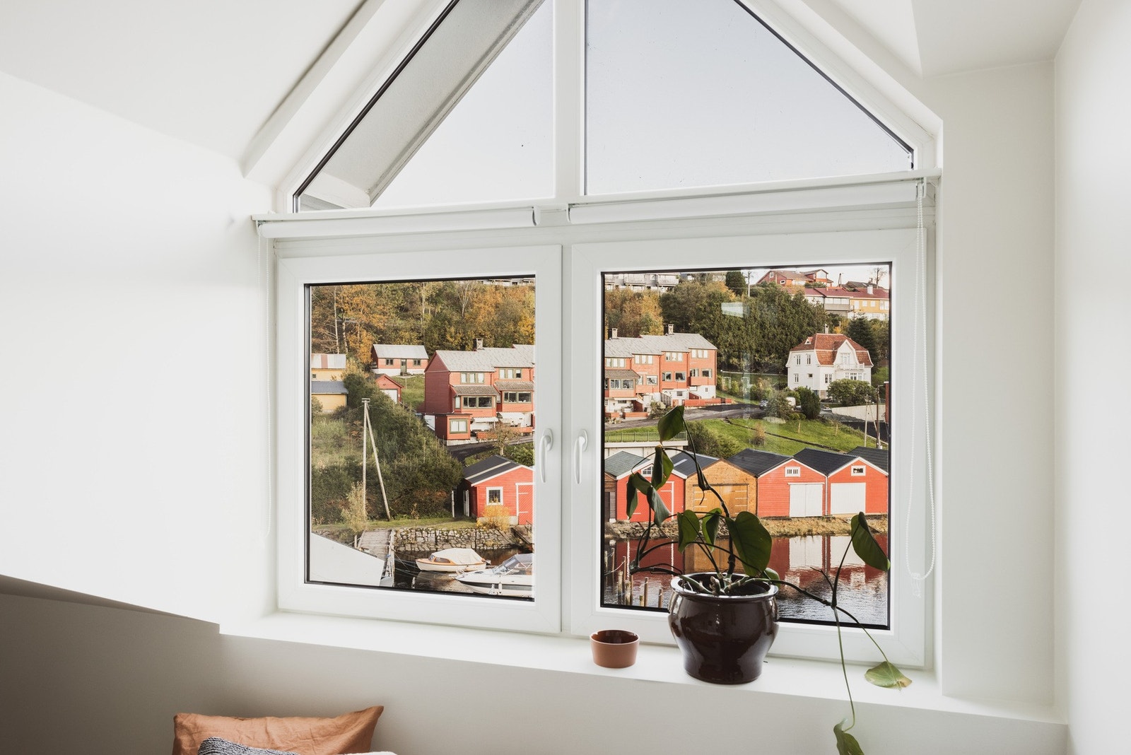 Man har nydelig utsikt til Oselvo fra begge soverommene. Galleribilde