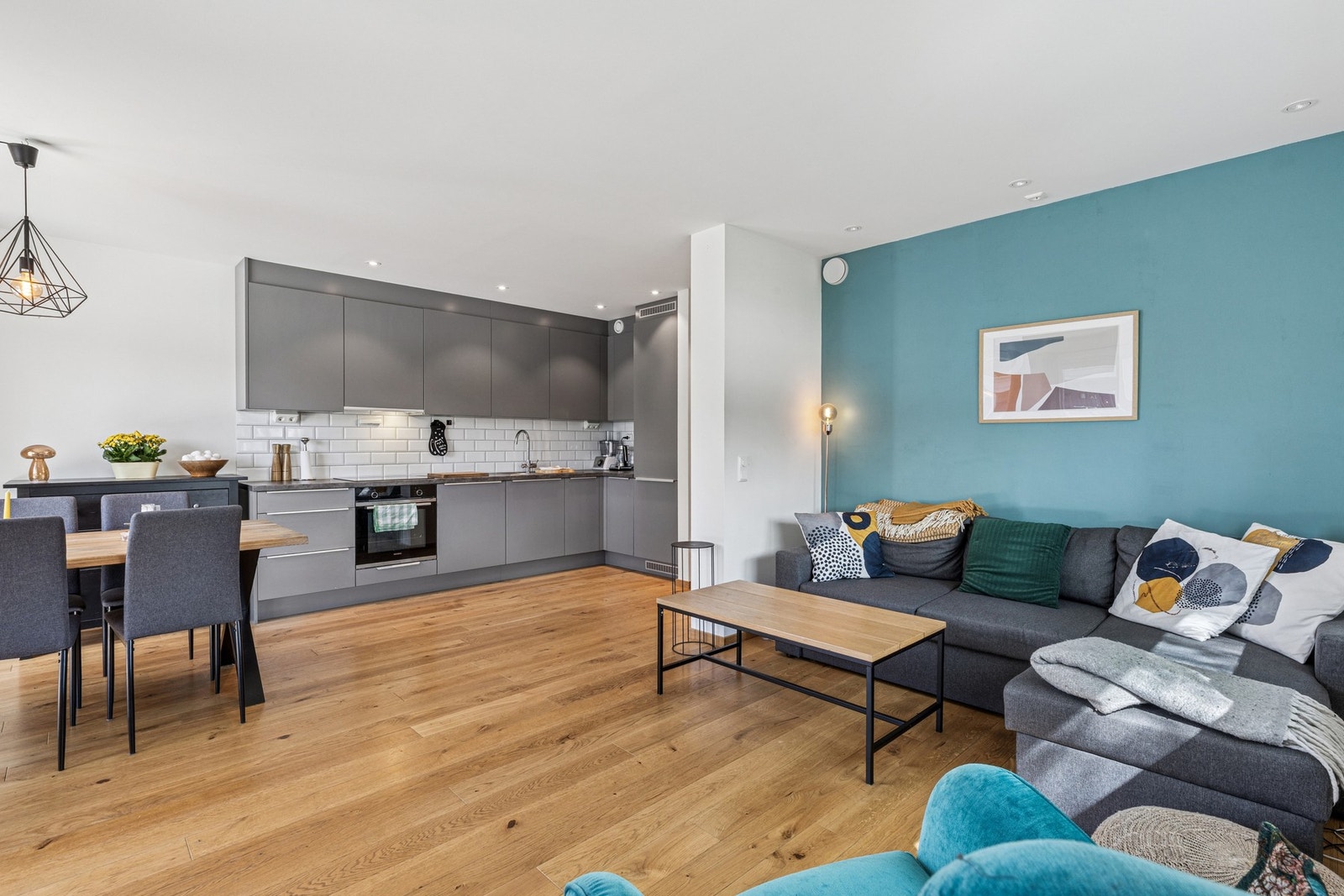 Stuen har godt med plass til sofagruppe og annet møblement. Galleribilde