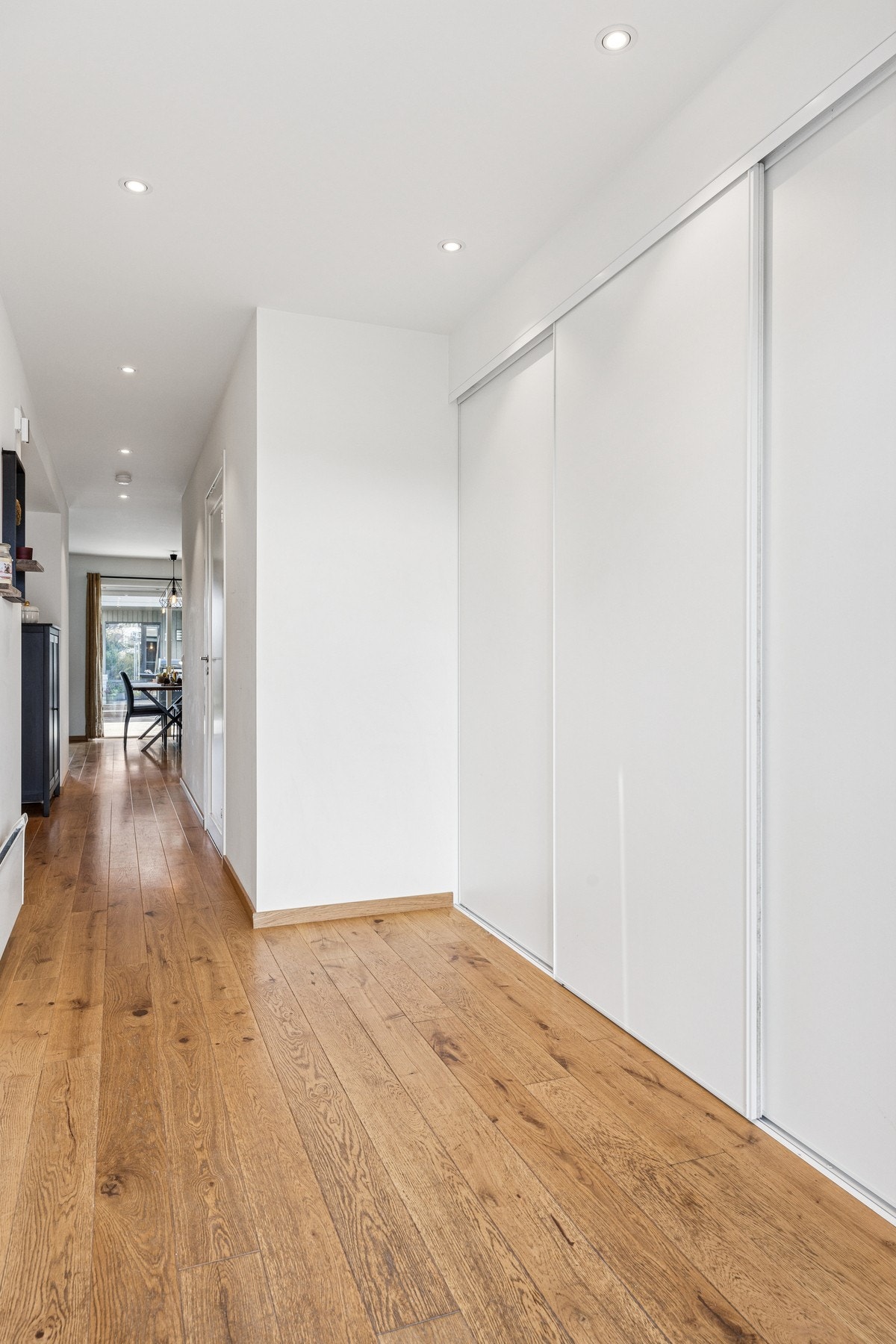 Her finner du en praktisk skyvedørsgarderobe med god oppbevaringsplass, og downlights som gir et moderne førsteinntrykk. Galleribilde