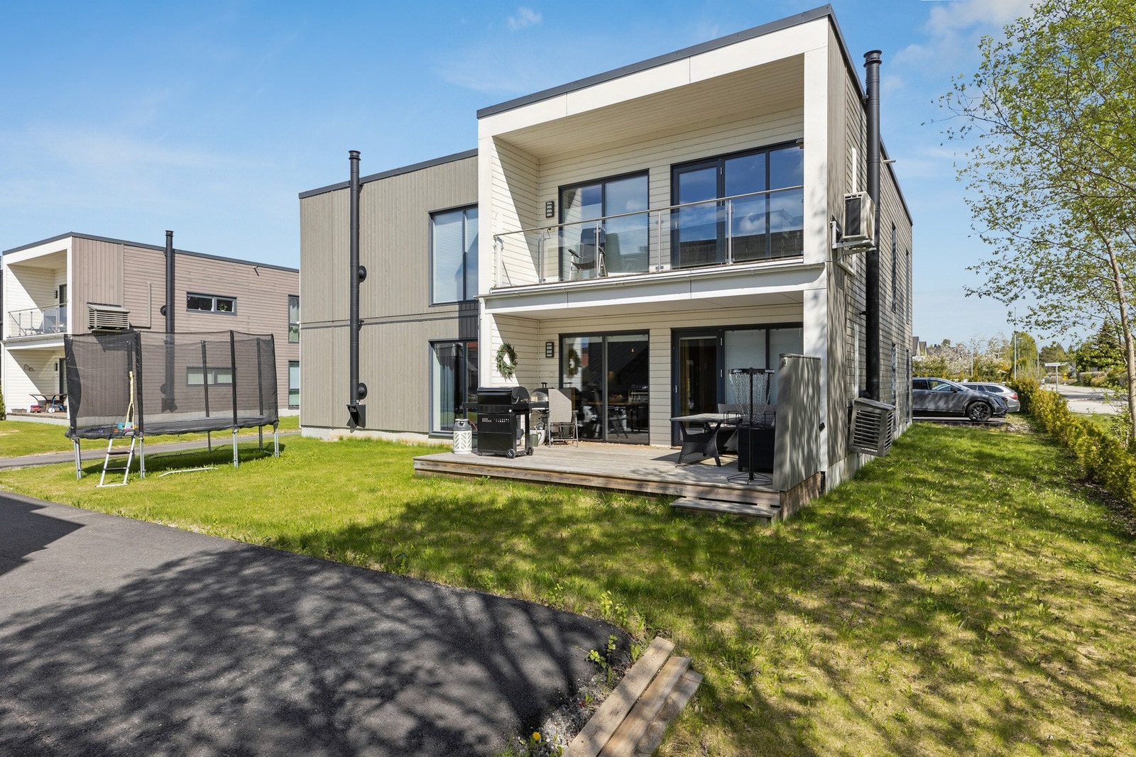 Uteområdet er en stor bonus - her får du en sørvestvendt terrasse og en liten hageflekk. Galleribilde