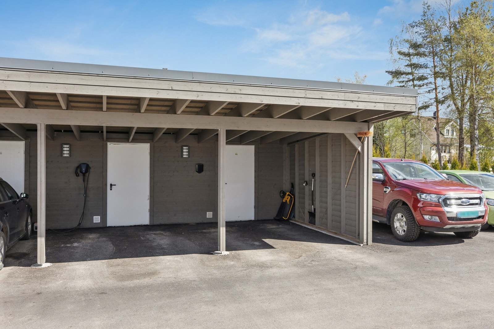 Leiligheten disponerer en carport med elbil-lader. Galleribilde