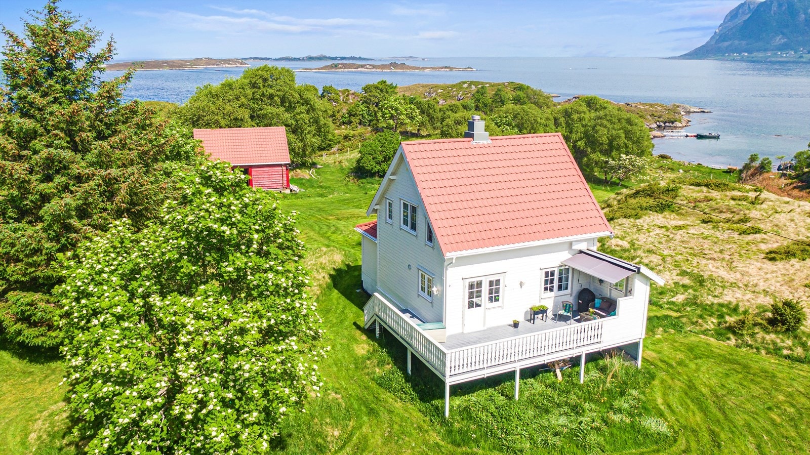 Våningshus, lødegarasje og flytebrygge bak til høgre. Galleribilde