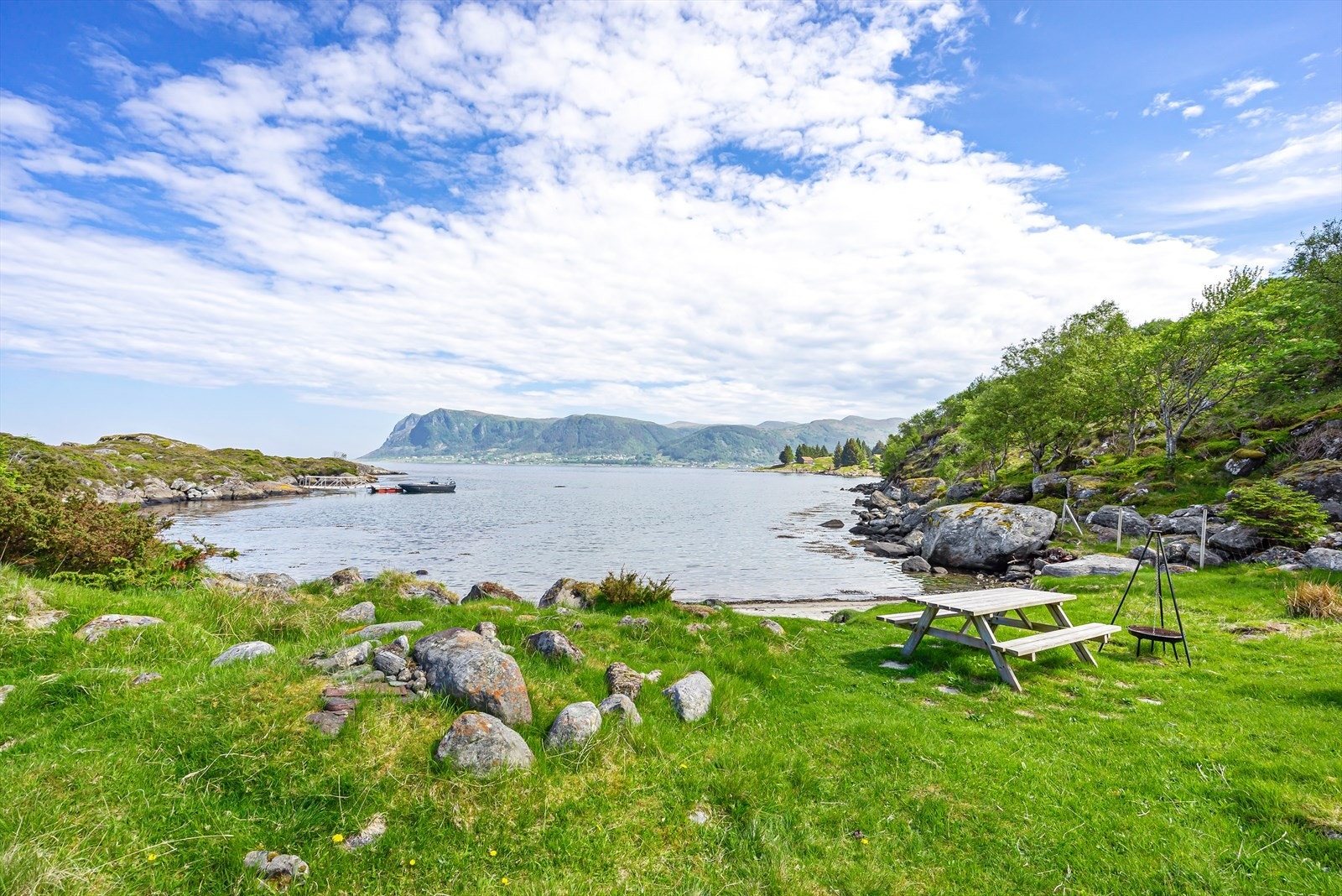 Nede ved badestrand med flytebrygge i bakgrunnen. Galleribilde