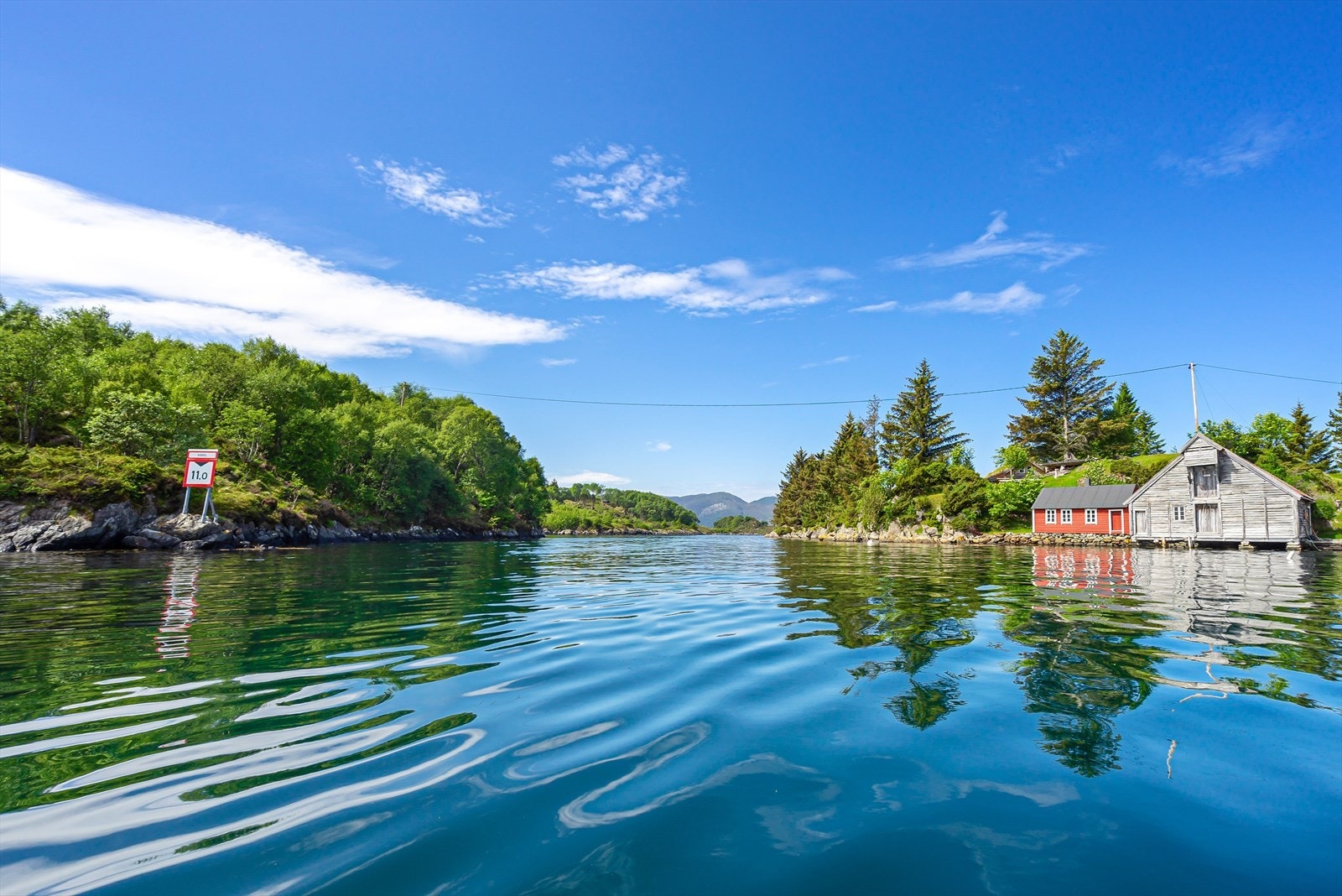 Innløp til Hatløya. Håkonsholmen til høgre. Galleribilde