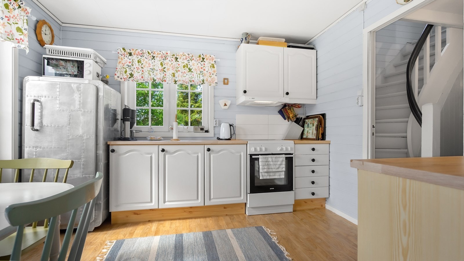 Kjøkken med trapp til 2.etg. mot høgre. Galleribilde