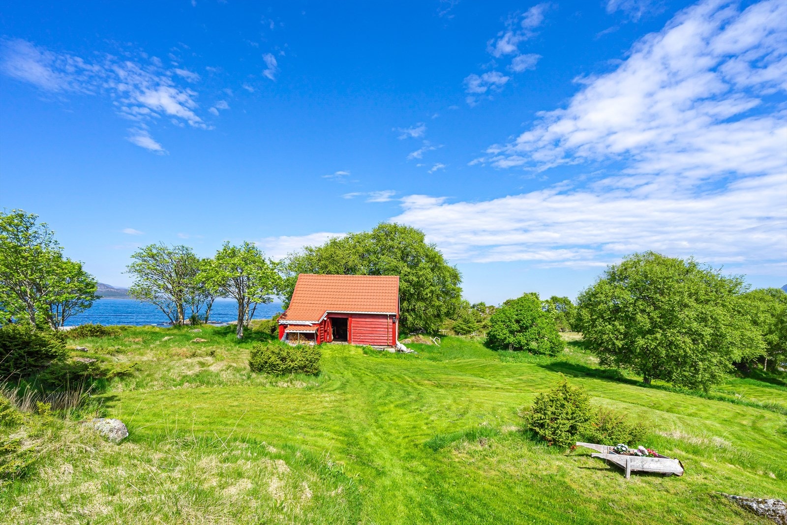 Tomteområde i front av lødegarasje. Galleribilde