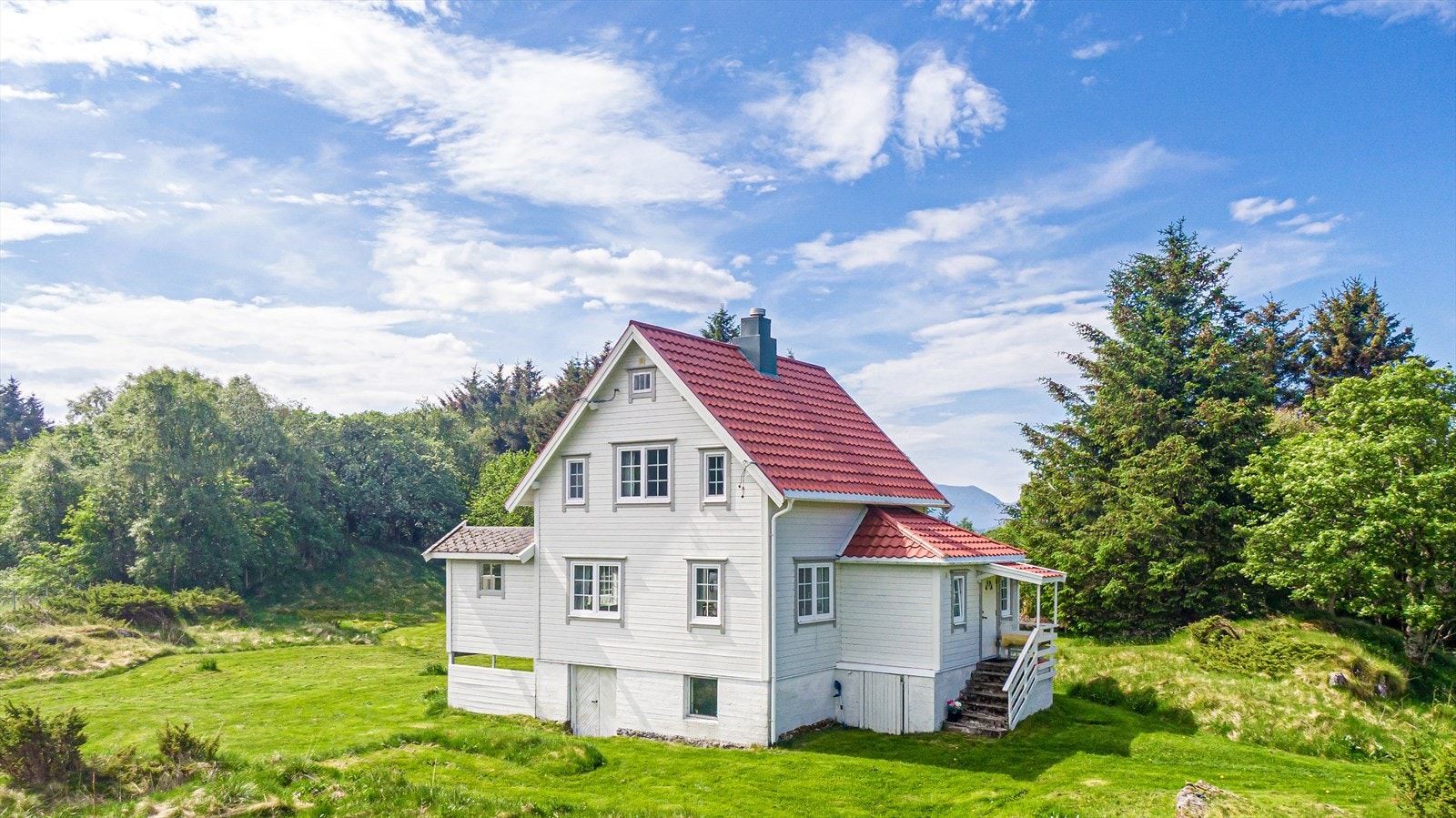 Boligen har oppgradert både yttertak, vinduer, bordkledning, el.anlegg, m.m.. Galleribilde