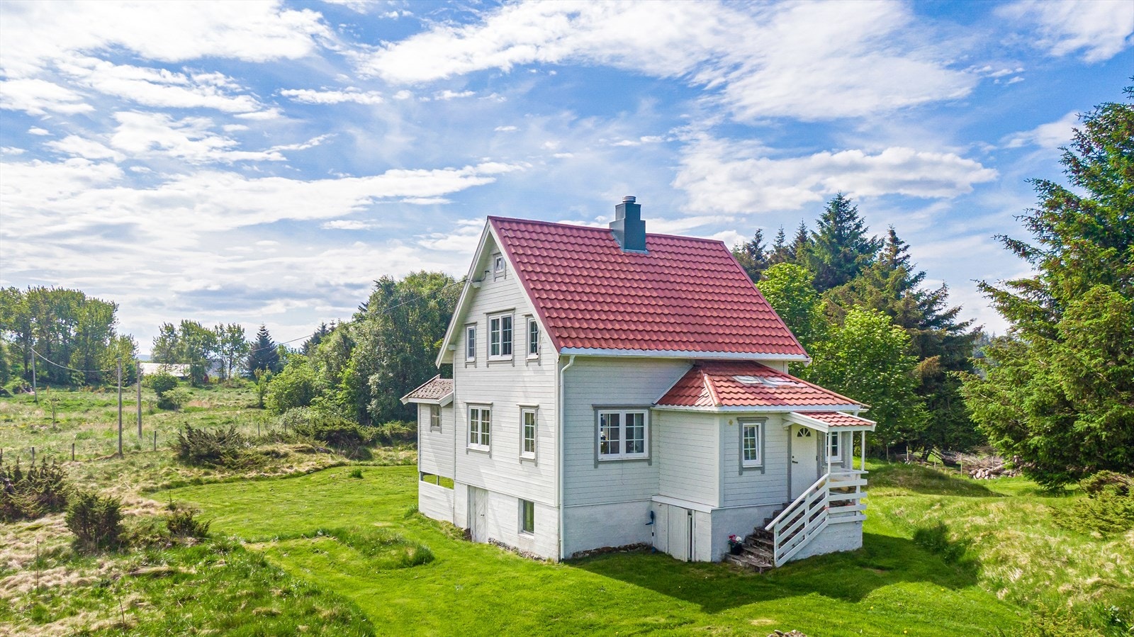 Våningshuset ligg skjerma til. Galleribilde