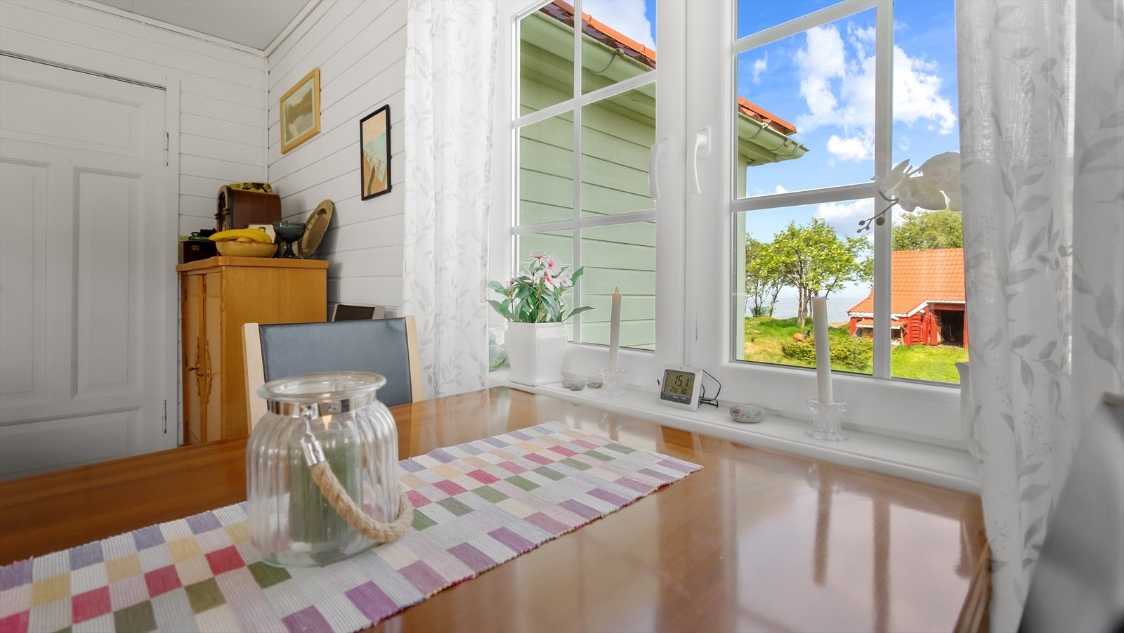 Her kan du sitte å sjå mot havet i bakgrunnen. Galleribilde