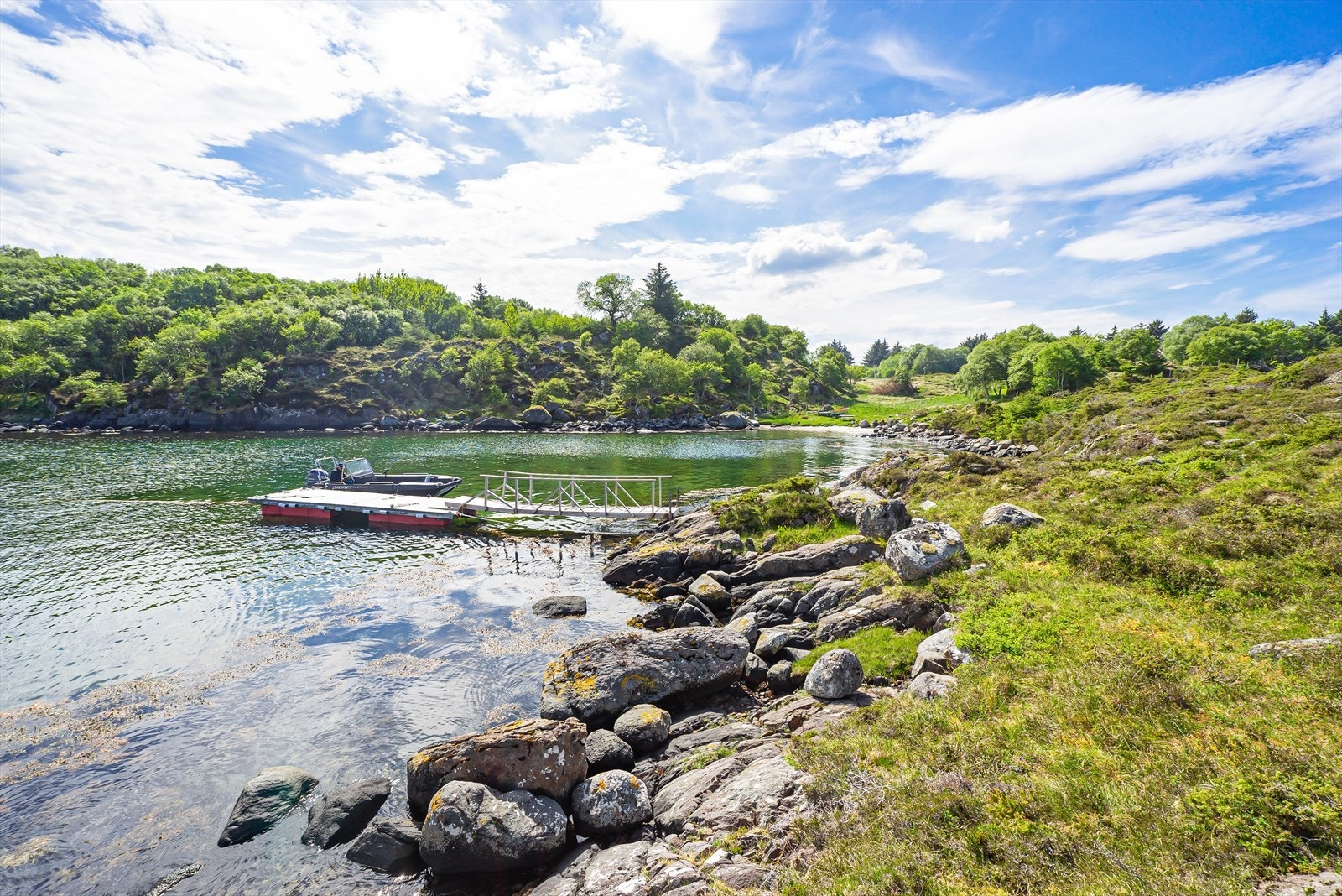 Flytebrygge med eigedomen i bakgrunnen. Galleribilde