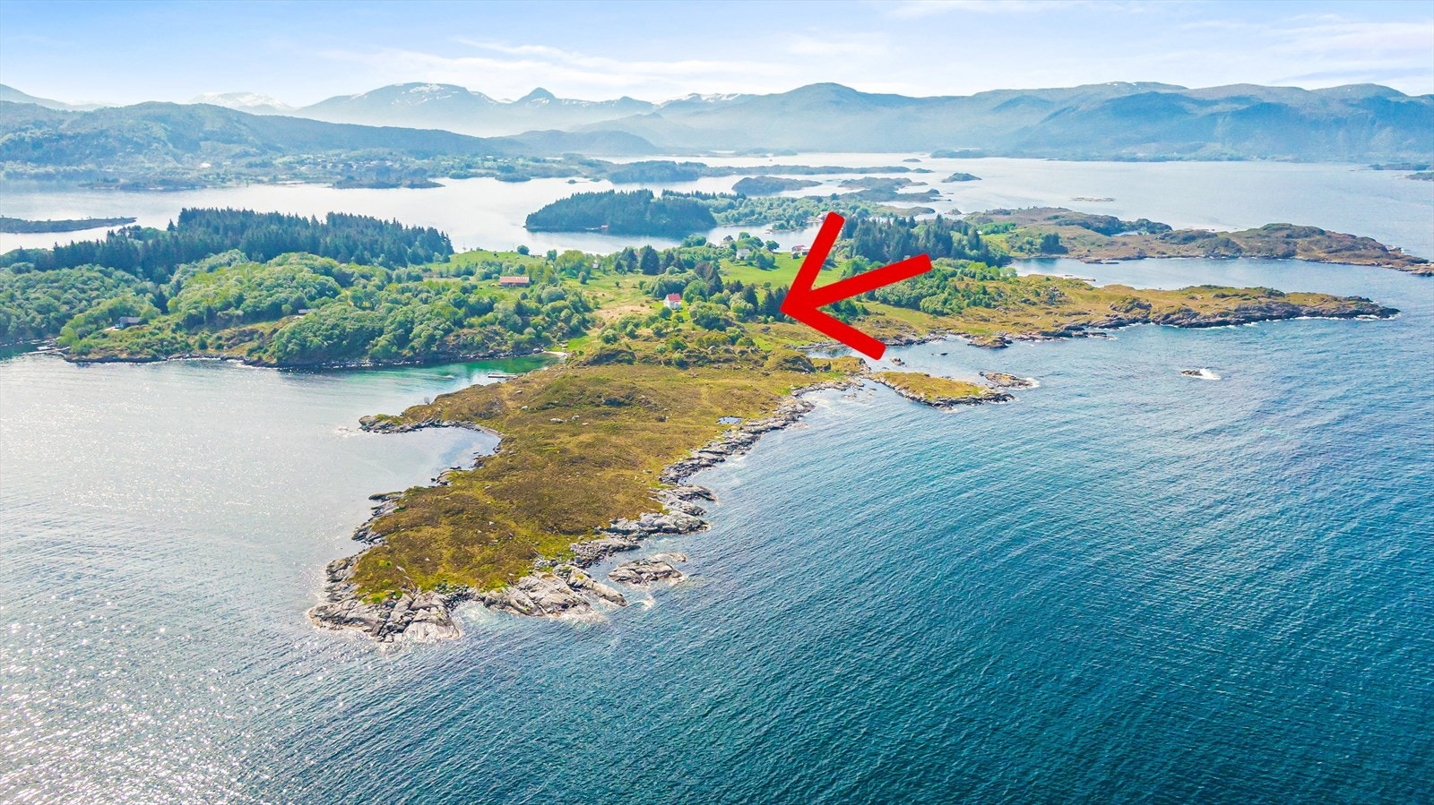 Eigedomen ligg skjerma til på nordsida av øya. Galleribilde