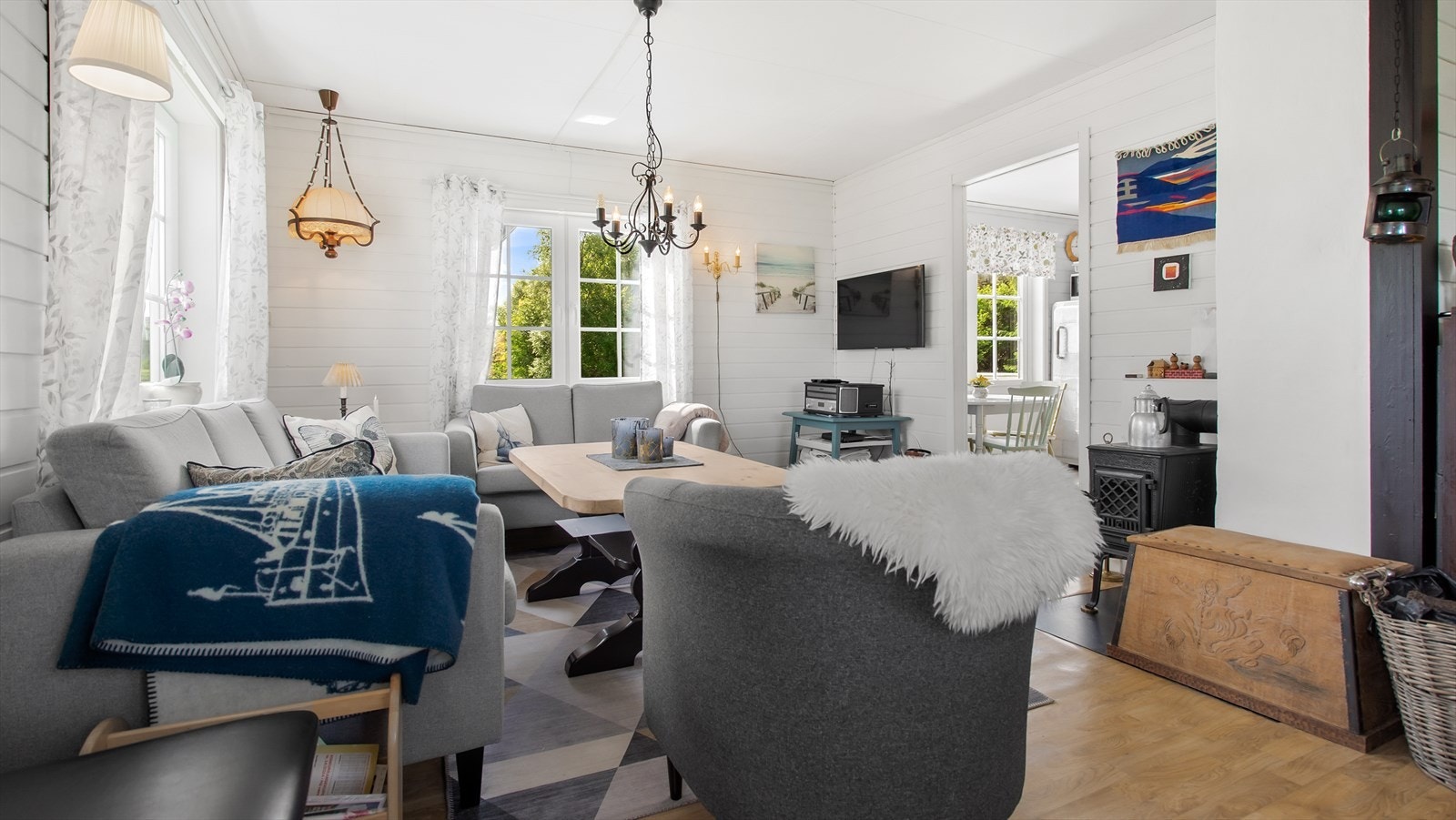 Stue med kjøkken bak til høgre. Galleribilde