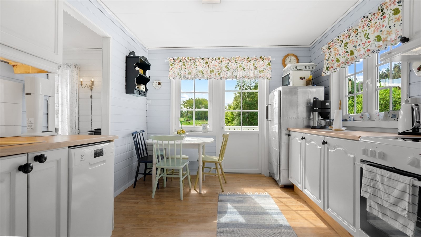 Kjøkken med utgang til terrasse. Galleribilde