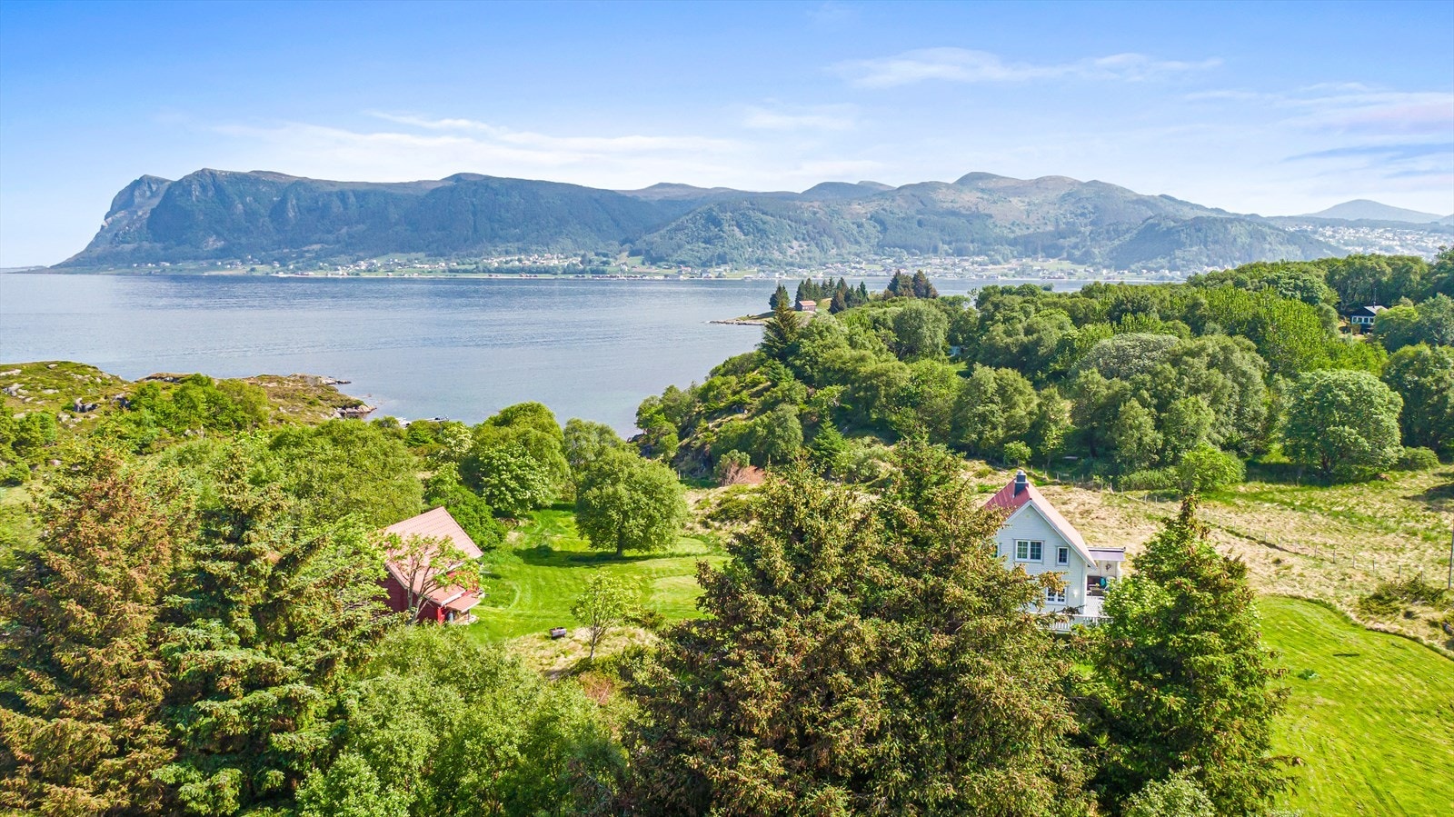 Utsikt mot Skeide og Ulstein. Galleribilde