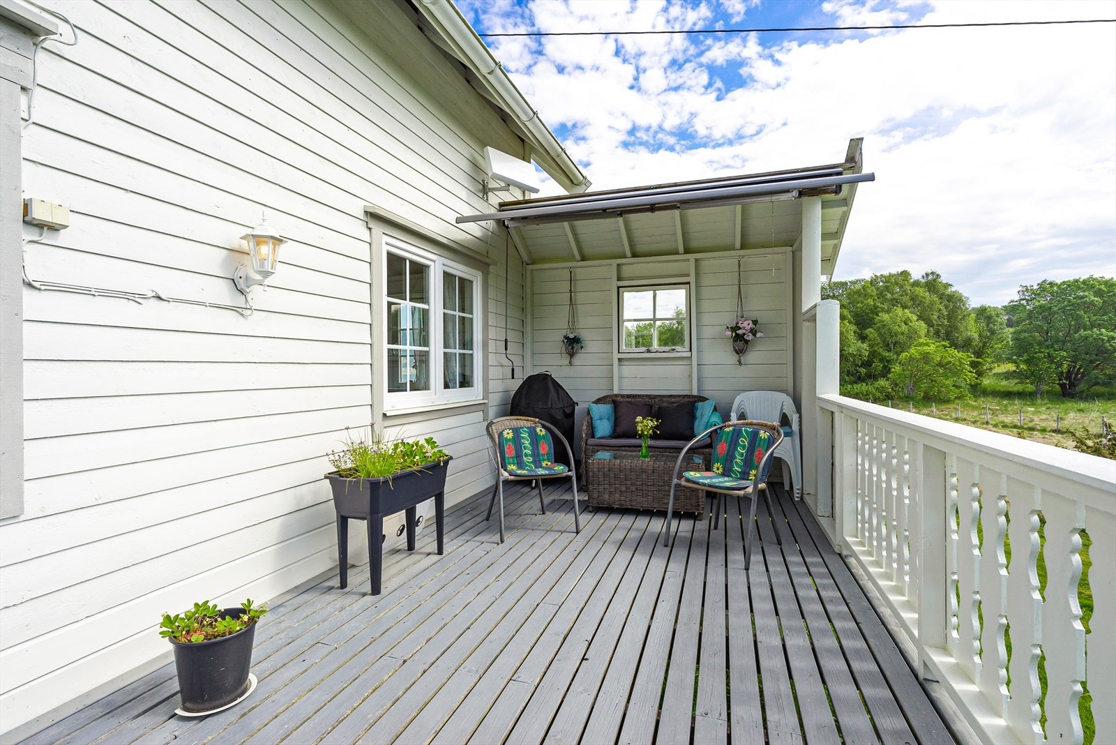 Her sitter du i le for nordavinden. Galleribilde