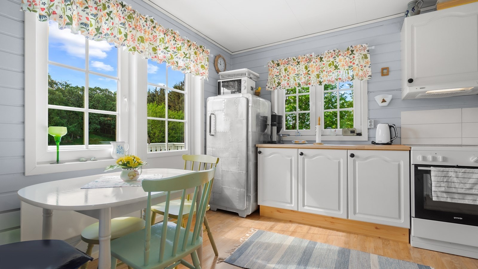 Lyst kjøkken med store vindusflater. Galleribilde