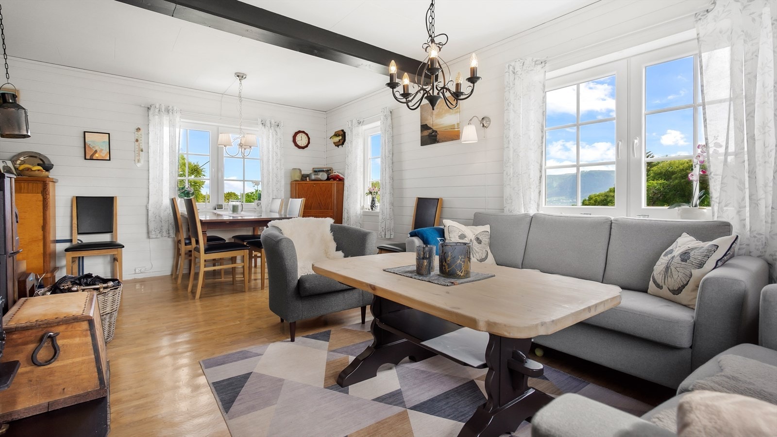 Romslig stue. Galleribilde