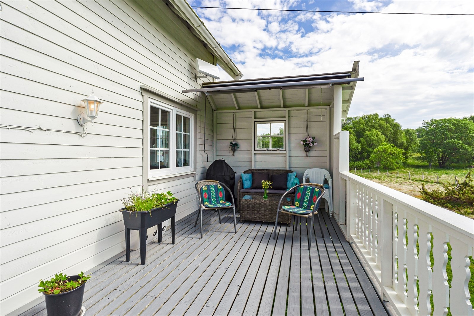 Delvis overbygd terrasse. Her sitter du i le for nordavinden.jpg Galleribilde