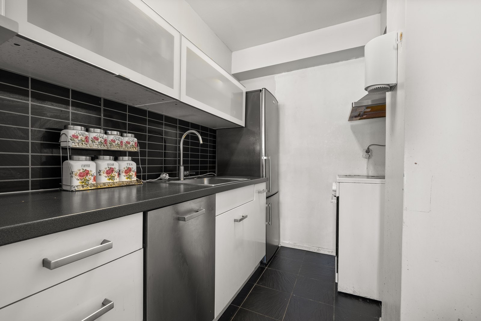 Praktisk kjøkken med glatte fronter Galleribilde