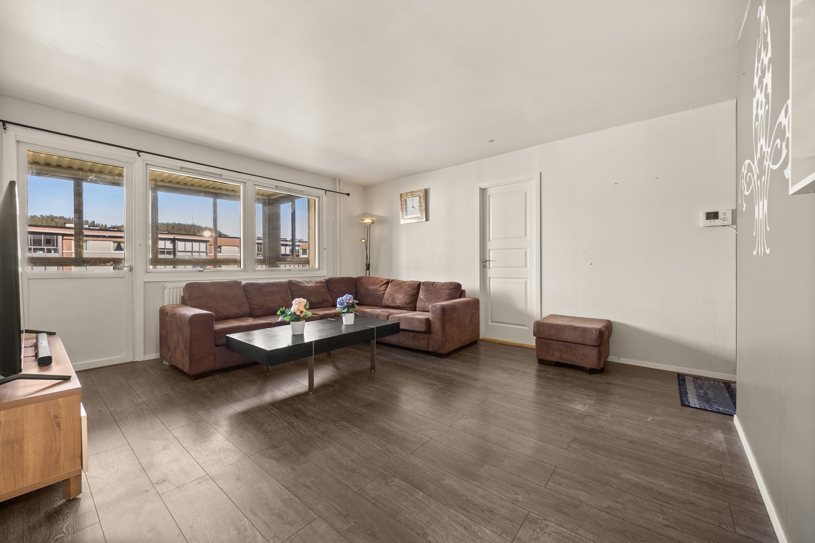 God plass for sofa med tilhørende møblement - samt evnt. spisebord Galleribilde