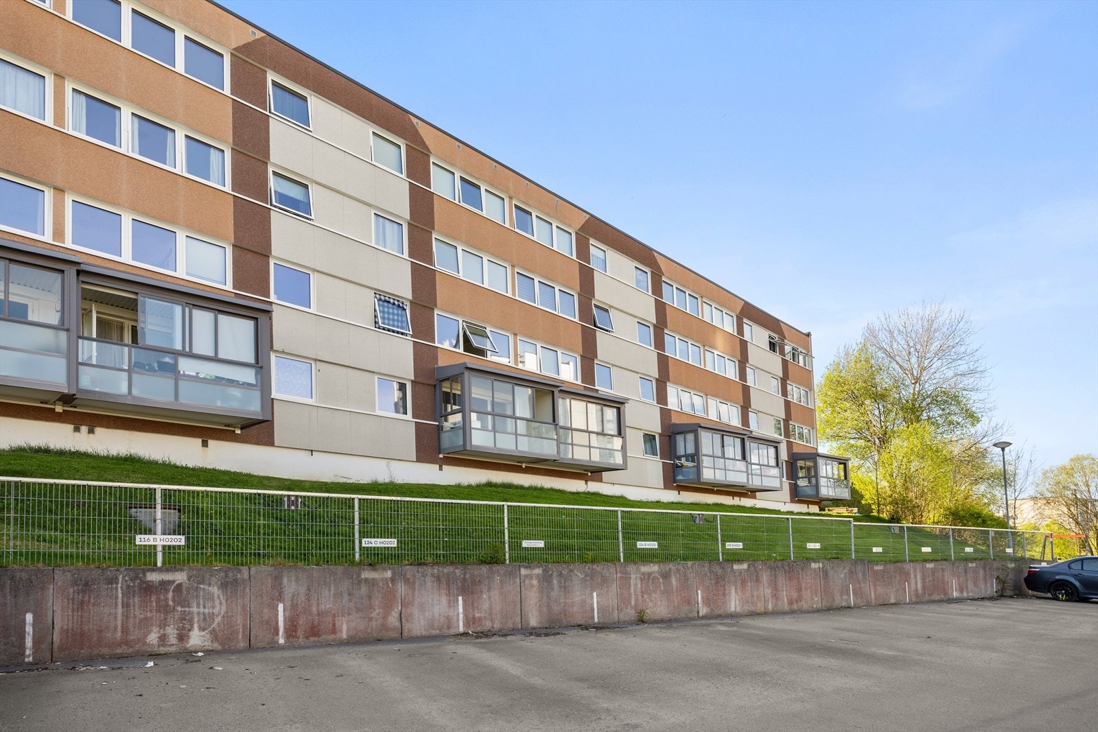 Beboerne kan søke om parkeringsplass etter behov - disse tildeles etter venteliste Galleribilde