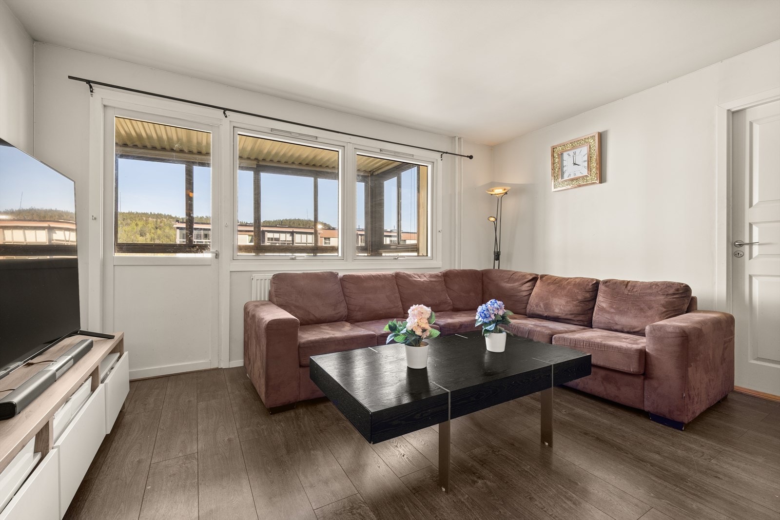 Lys og pen stue som er enkel å møblere Galleribilde