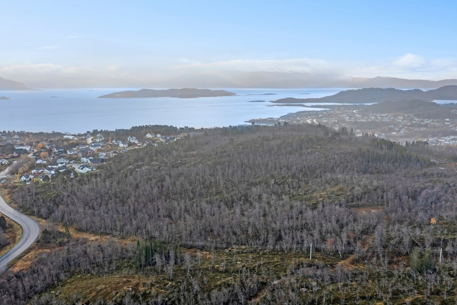 Tomtene er råtomter. Det er ikke langt vann, avløp eller vei frem til eiendommen. Galleribilde