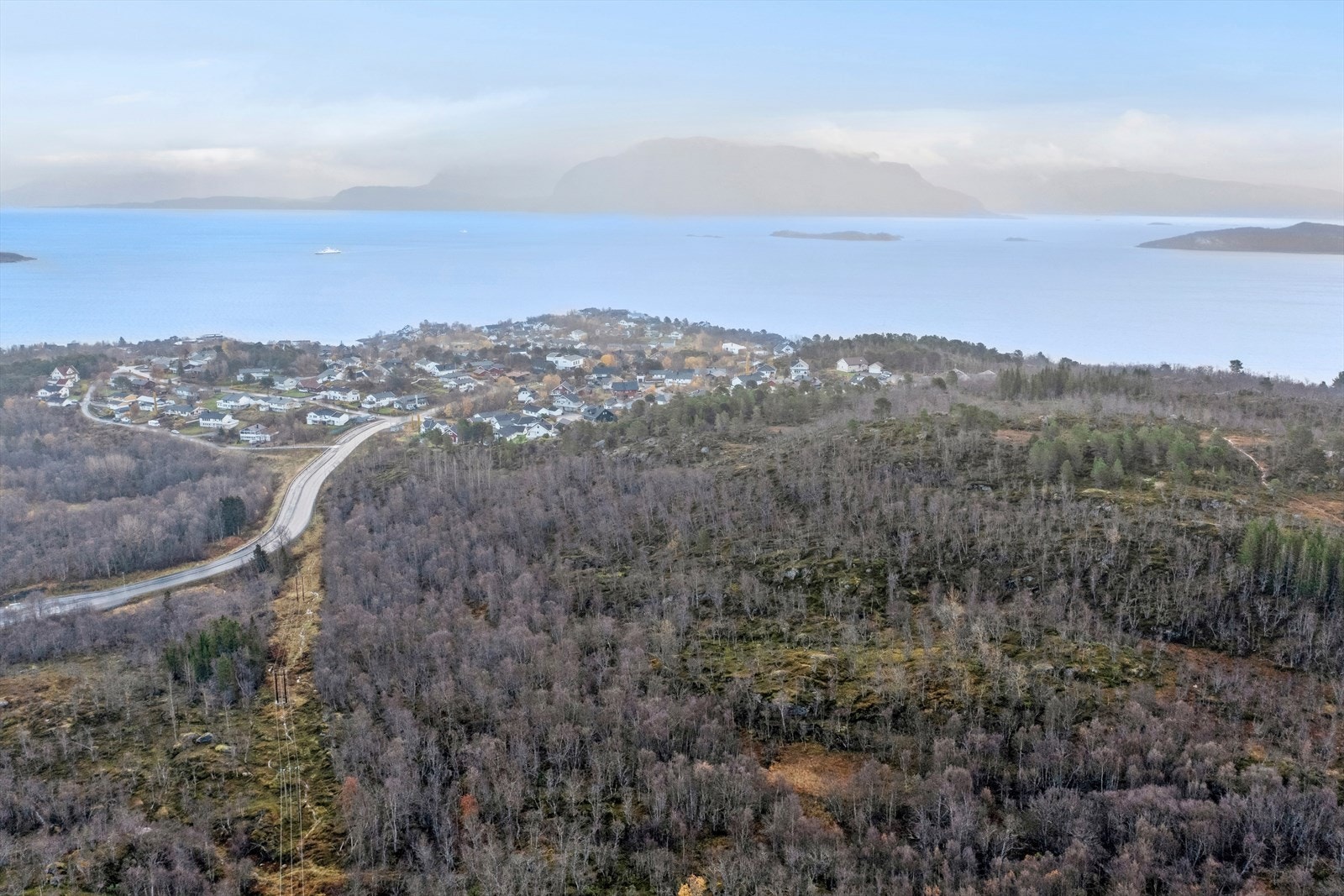 Tomtene er delvis regulert til bolig og delvis friluftsområde. Galleribilde