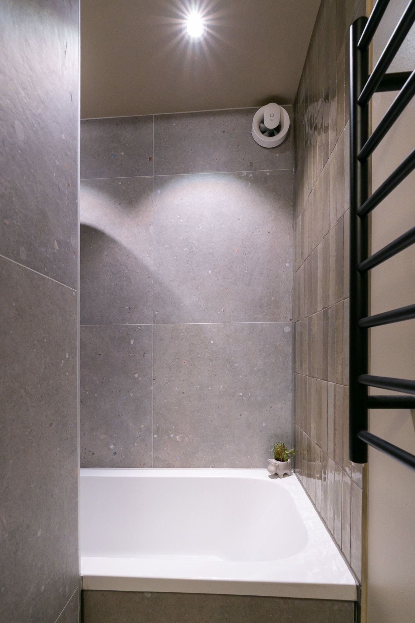 Stilfulle fliser på gulv og dusj-nisje. Galleribilde