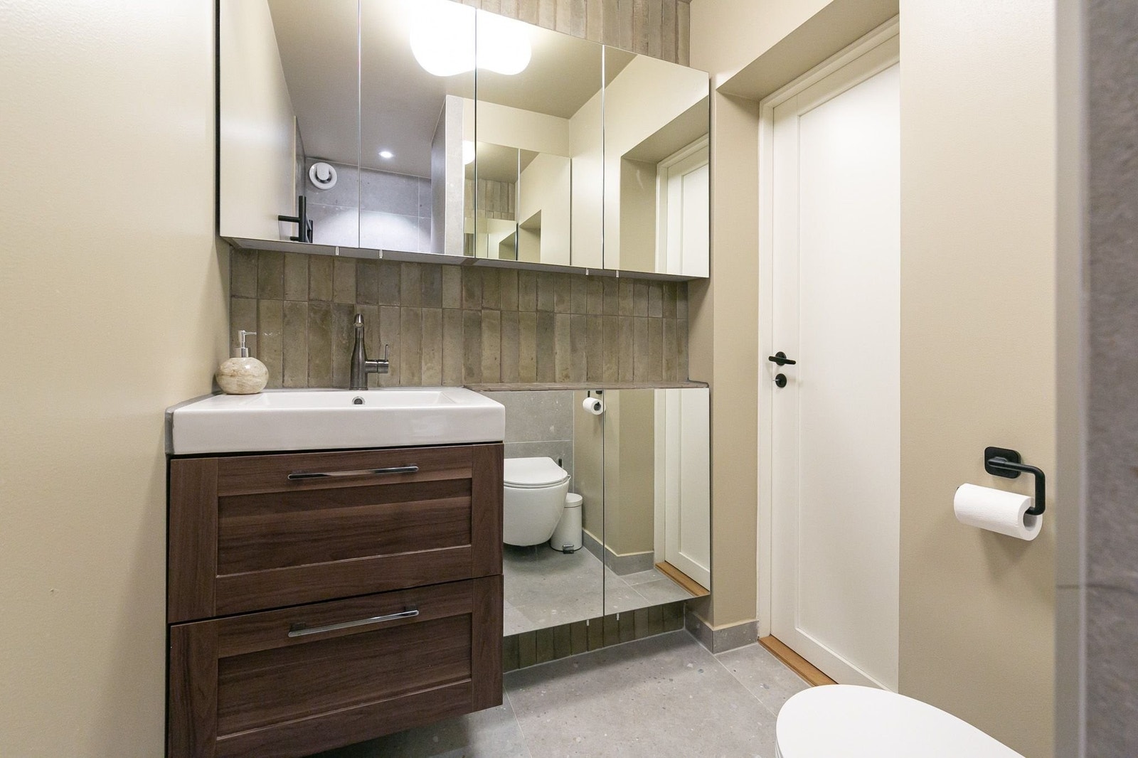 Mye oppbevaringsplass på bad, samt god romfølelse med mye speil. Badet ble totalrenovert i 2022. Galleribilde