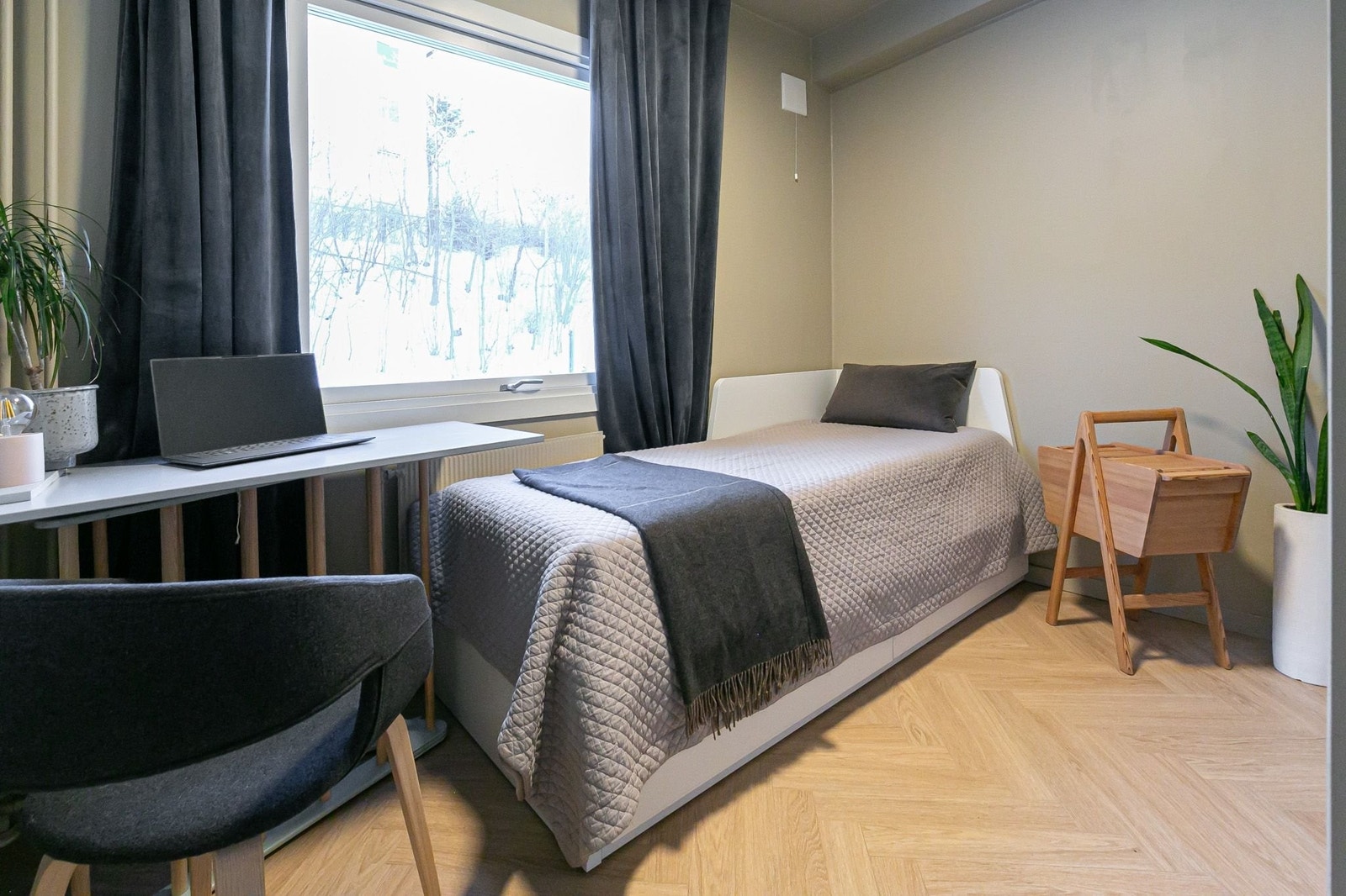 Soverom 2 kan brukes som gjesterom / barnerom. Brukes i dag som hjemmekontor og gjesterom. Galleribilde