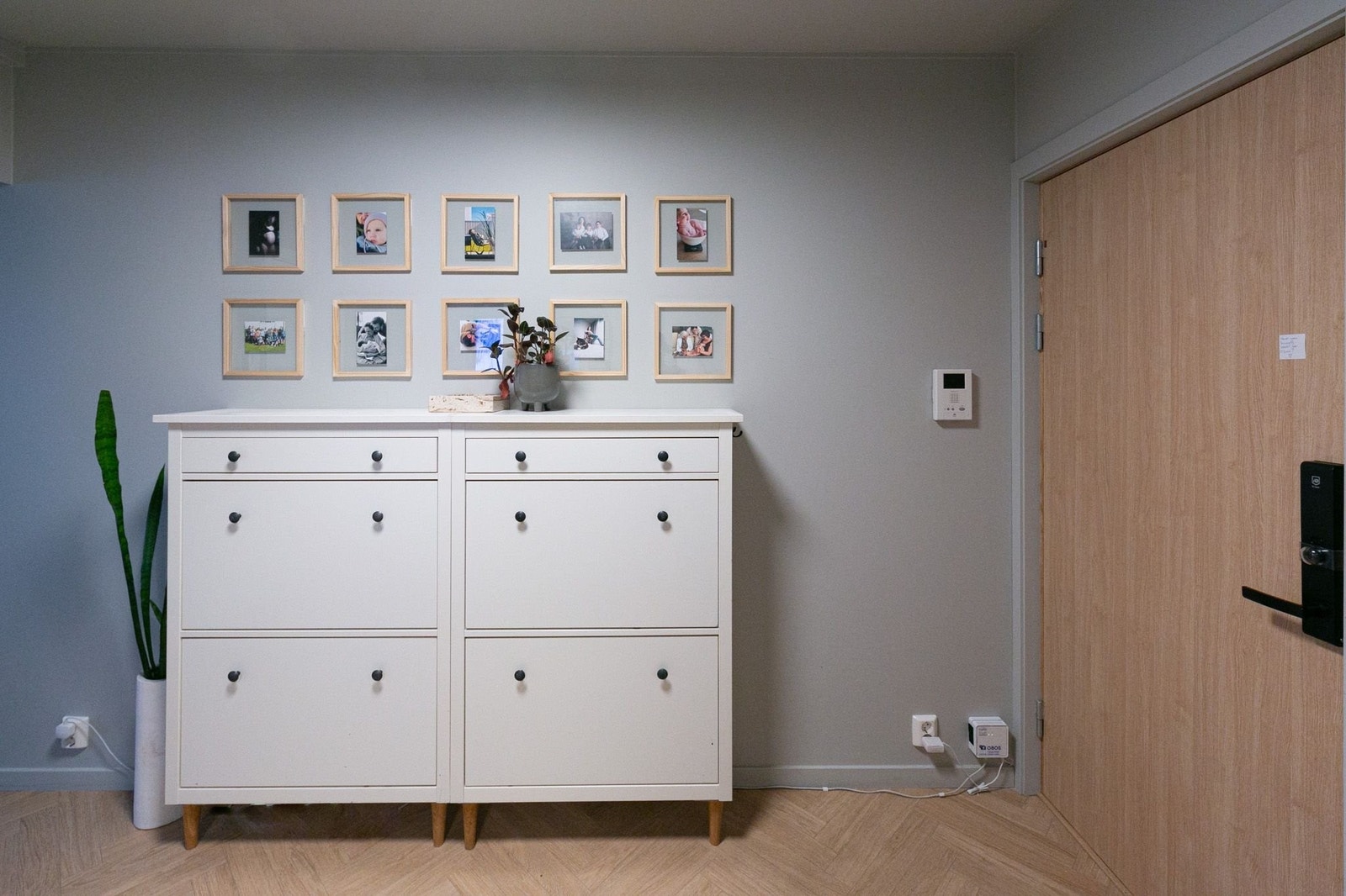 Romslig entré med gode oppbevaringsmuligheter. Galleribilde