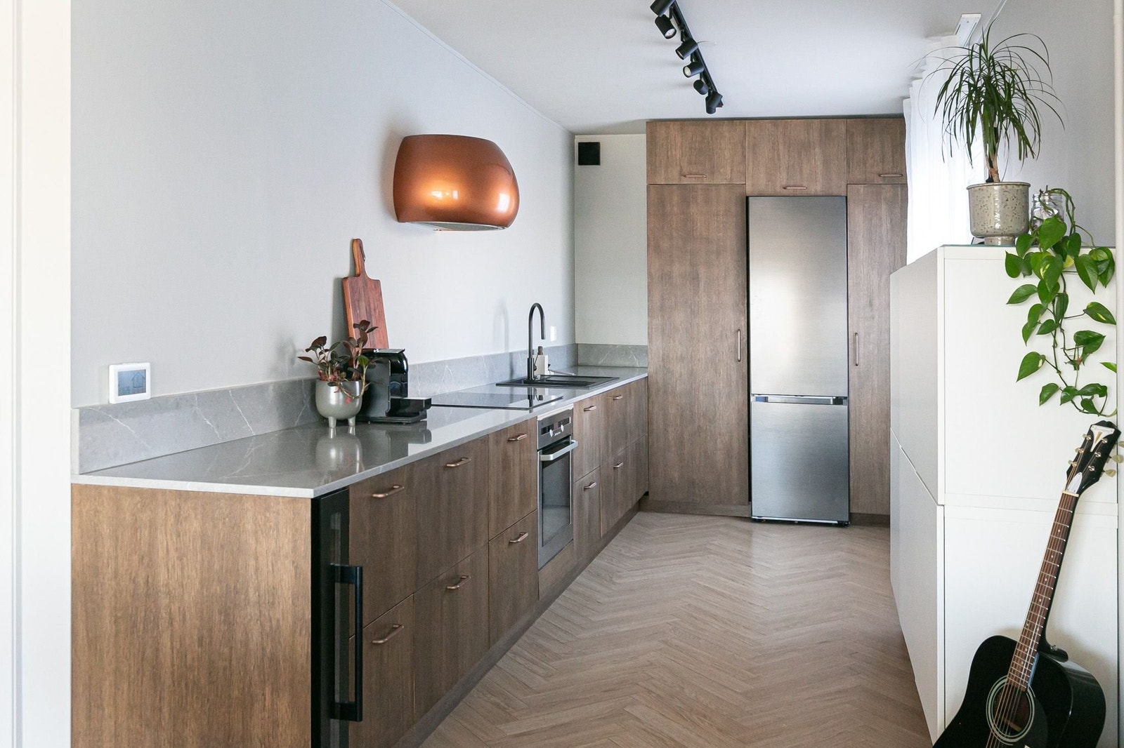 Lekkert kjøkken, men spesialbygde fronter, steinplate og gode muligheter for oppbevaring. Galleribilde