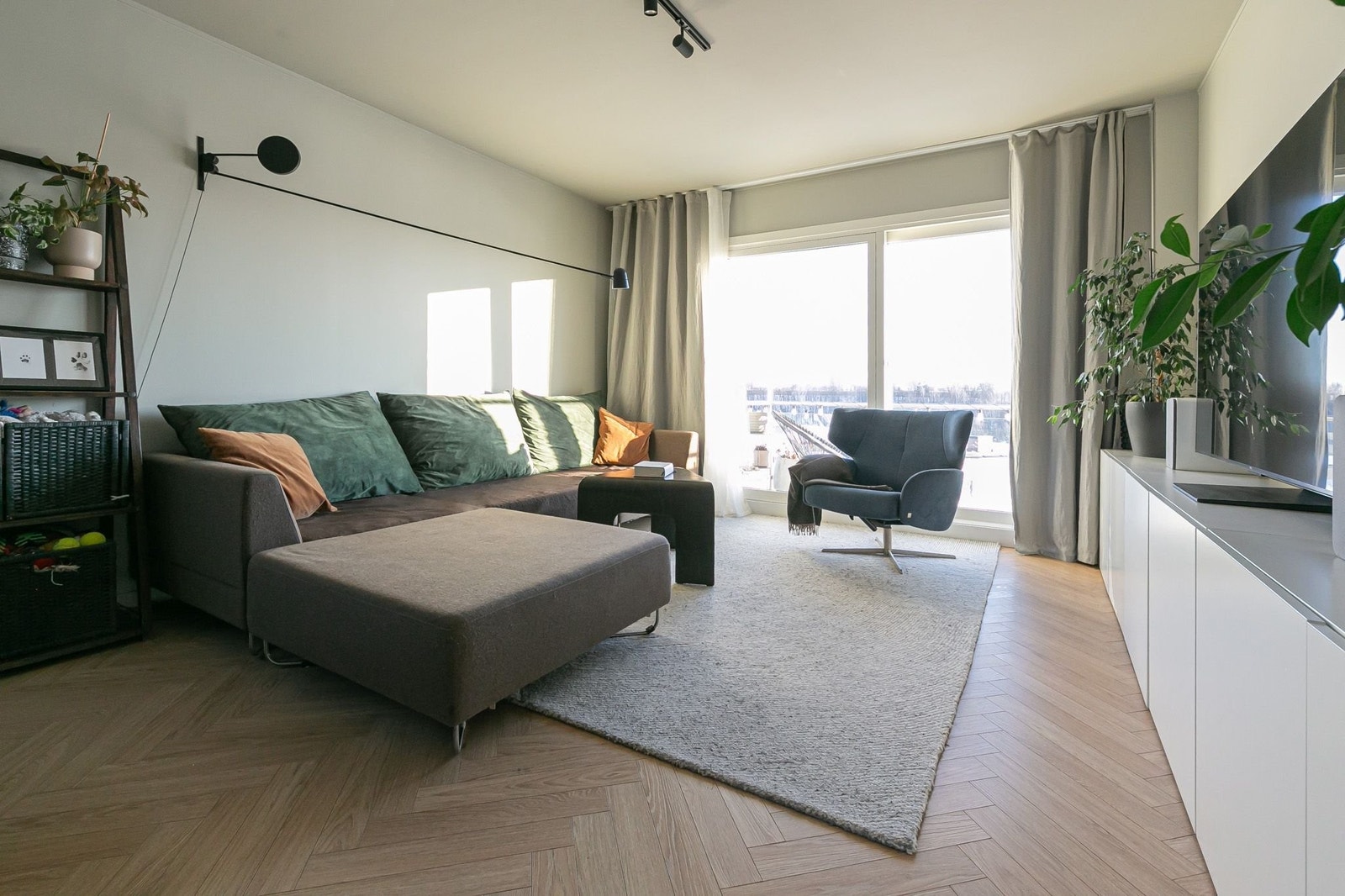 Romslig stue med sørvendt balkong. Galleribilde